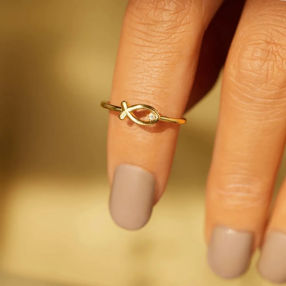 Delicate Gold Fish-Shaped Ring with Tiny Gem - A Whimsical and Elegant Finger Adornment