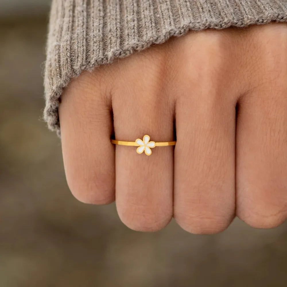 Delicate Gold Ring with Dainty White Flower - A Subtle and Charming Finger Accessory
