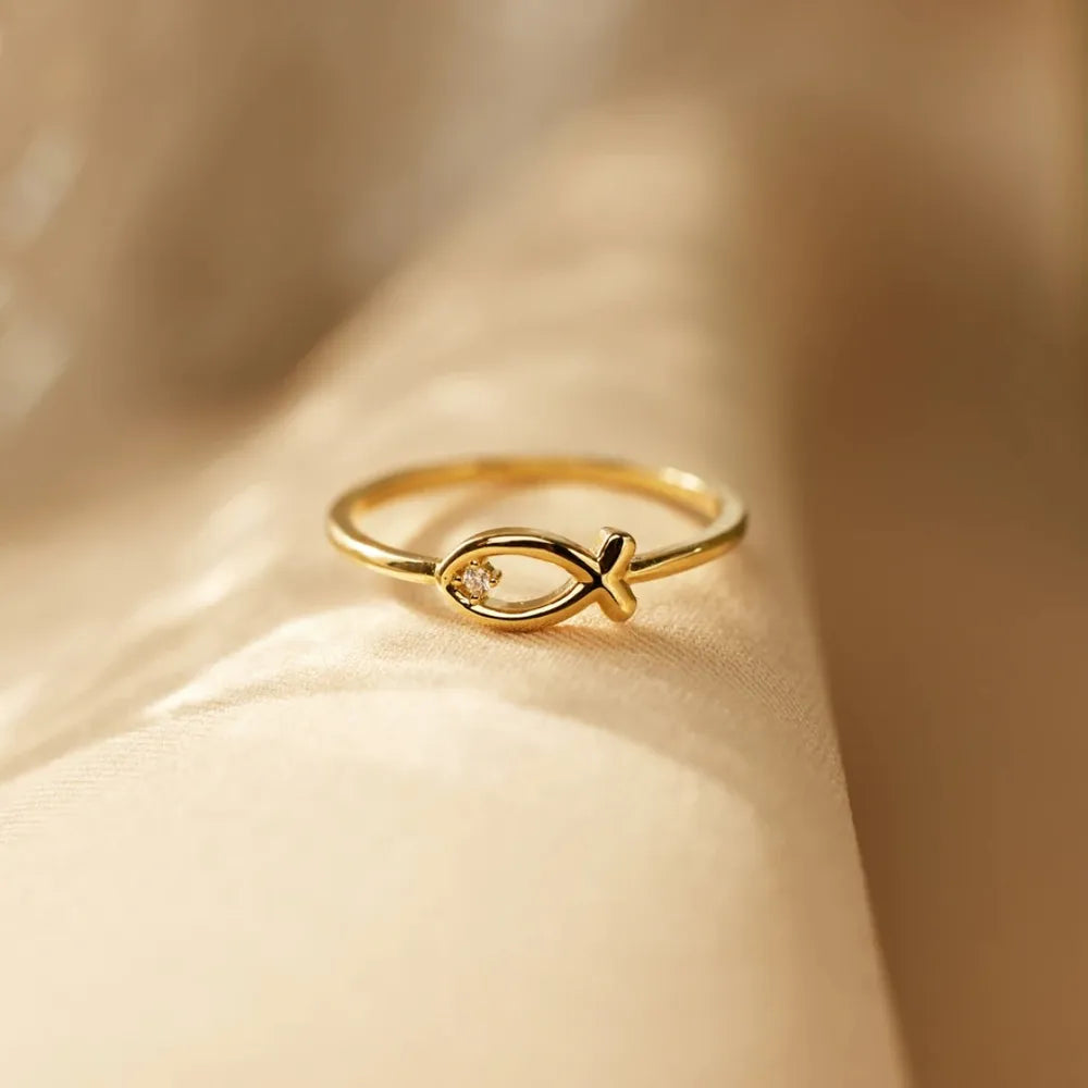 Delicate Gold Fish-Shaped Ring with Tiny Gem - A Whimsical and Elegant Finger Adornment