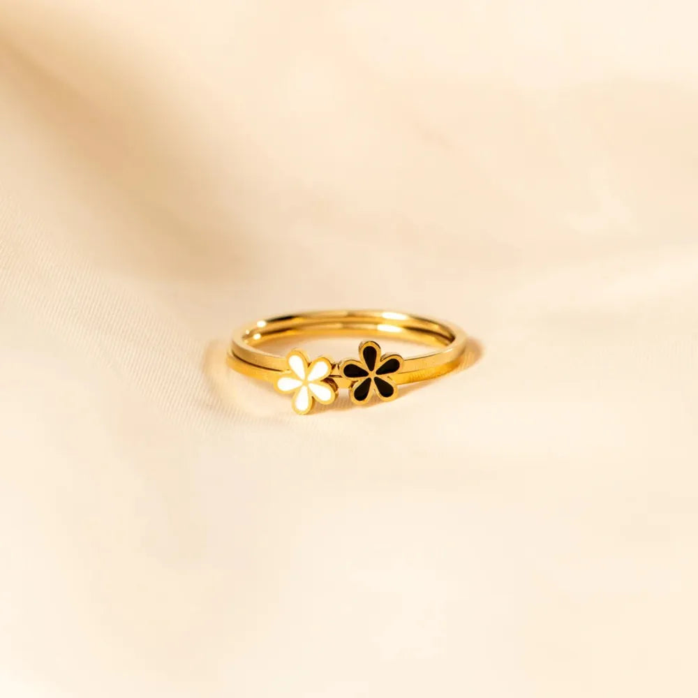 Delicate Gold Ring with Dainty White Flower - A Subtle and Charming Finger Accessory