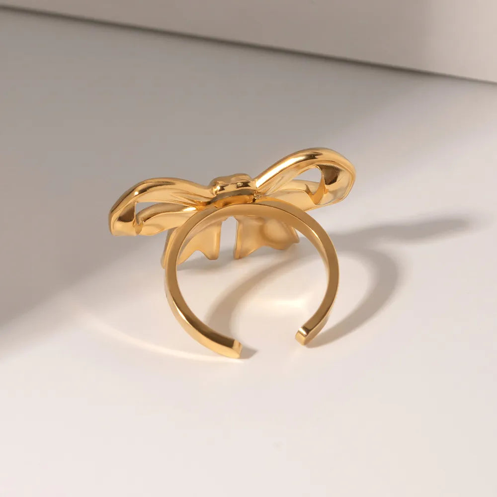 Chic Bow-Embellished Gold Ring - A Striking Accessory for Fashion Enthusiasts