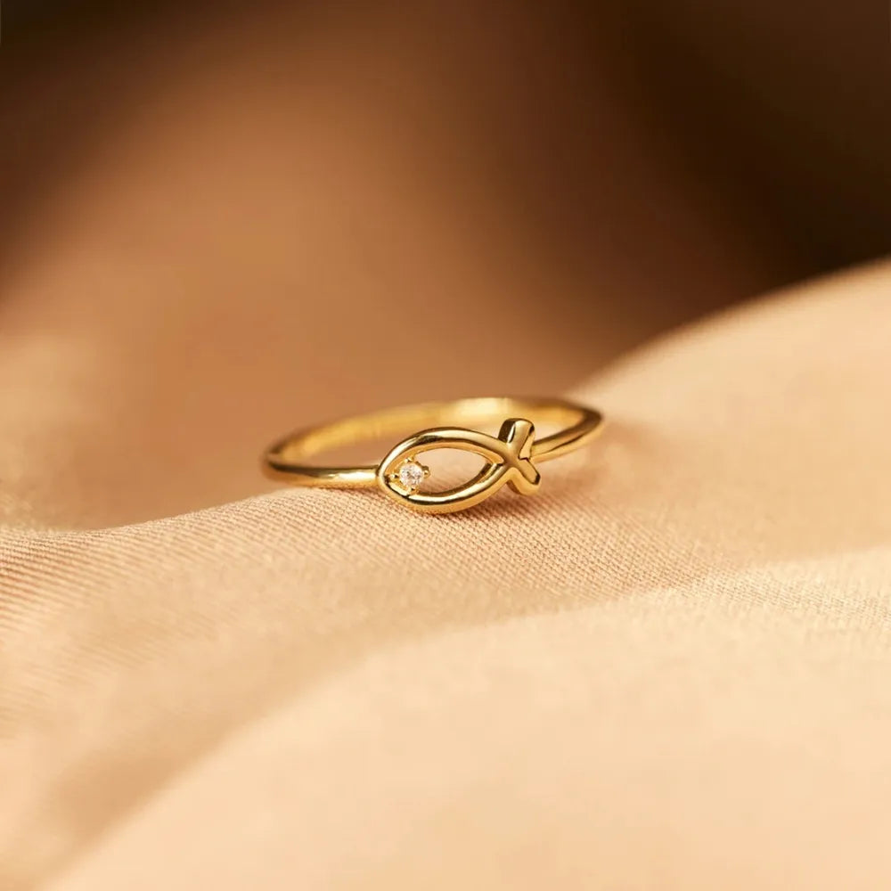 Delicate Gold Fish-Shaped Ring with Tiny Gem - A Whimsical and Elegant Finger Adornment
