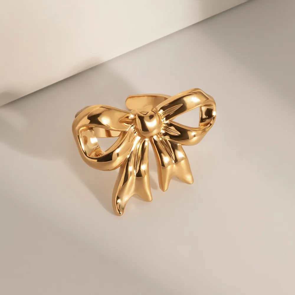 Chic Bow-Embellished Gold Ring - A Striking Accessory for Fashion Enthusiasts