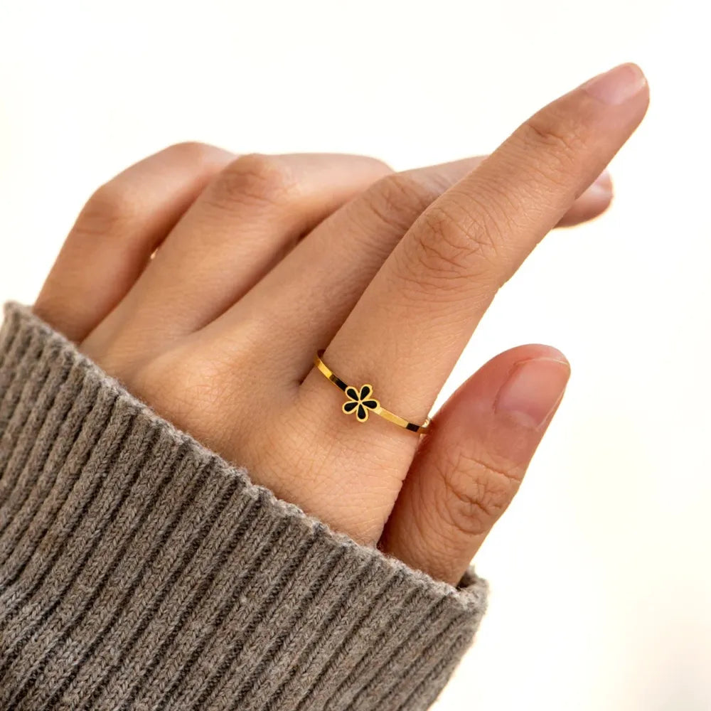 Delicate Gold Ring with Dainty White Flower - A Subtle and Charming Finger Accessory