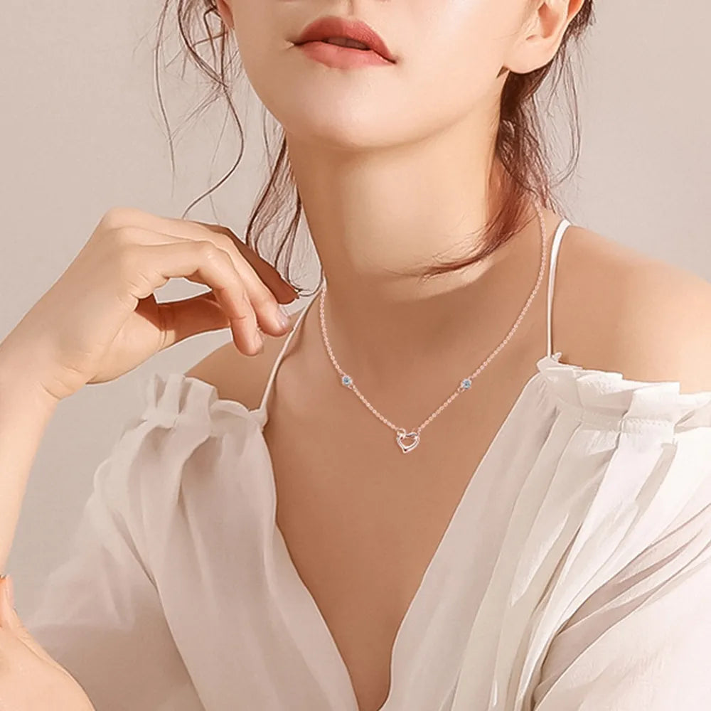 Stunning Silver Necklace with Heart Pendant & Sparkling Gem - Romantic Eye-Catcher