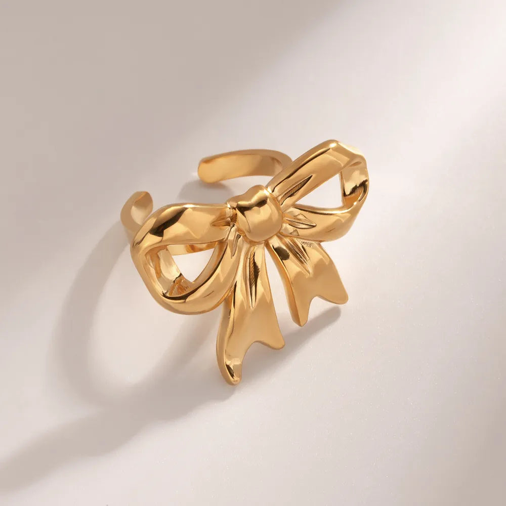 Chic Bow-Embellished Gold Ring - A Striking Accessory for Fashion Enthusiasts