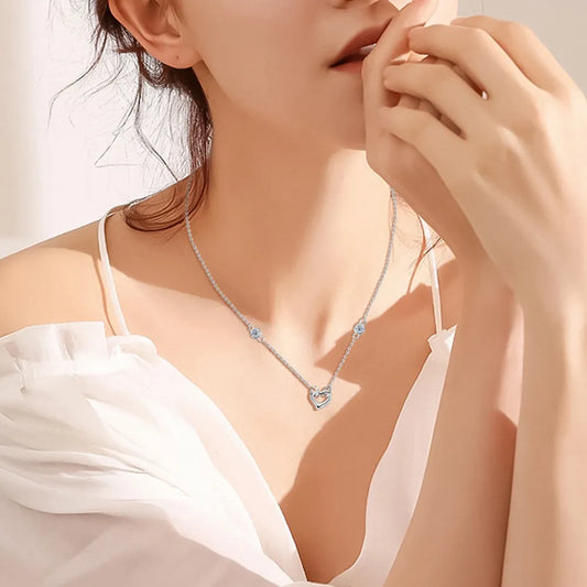 Stunning Silver Necklace with Heart Pendant & Sparkling Gem - Romantic Eye-Catcher