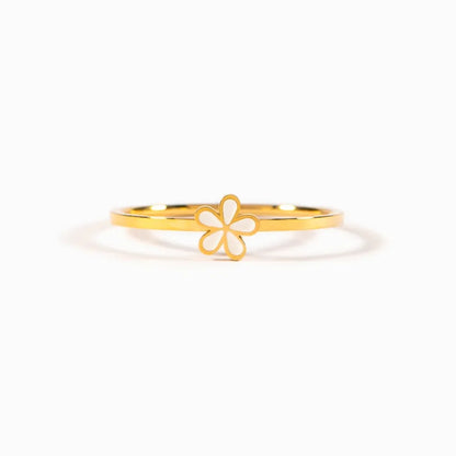 Delicate Gold Ring with Dainty White Flower - A Subtle and Charming Finger Accessory