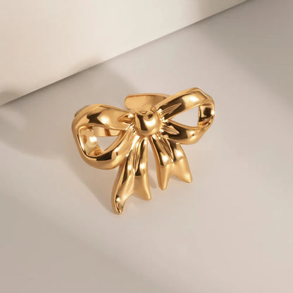 Chic Bow-Embellished Gold Ring - A Striking Accessory for Fashion Enthusiasts