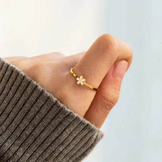 Delicate Gold Ring with Dainty White Flower - A Subtle and Charming Finger Accessory